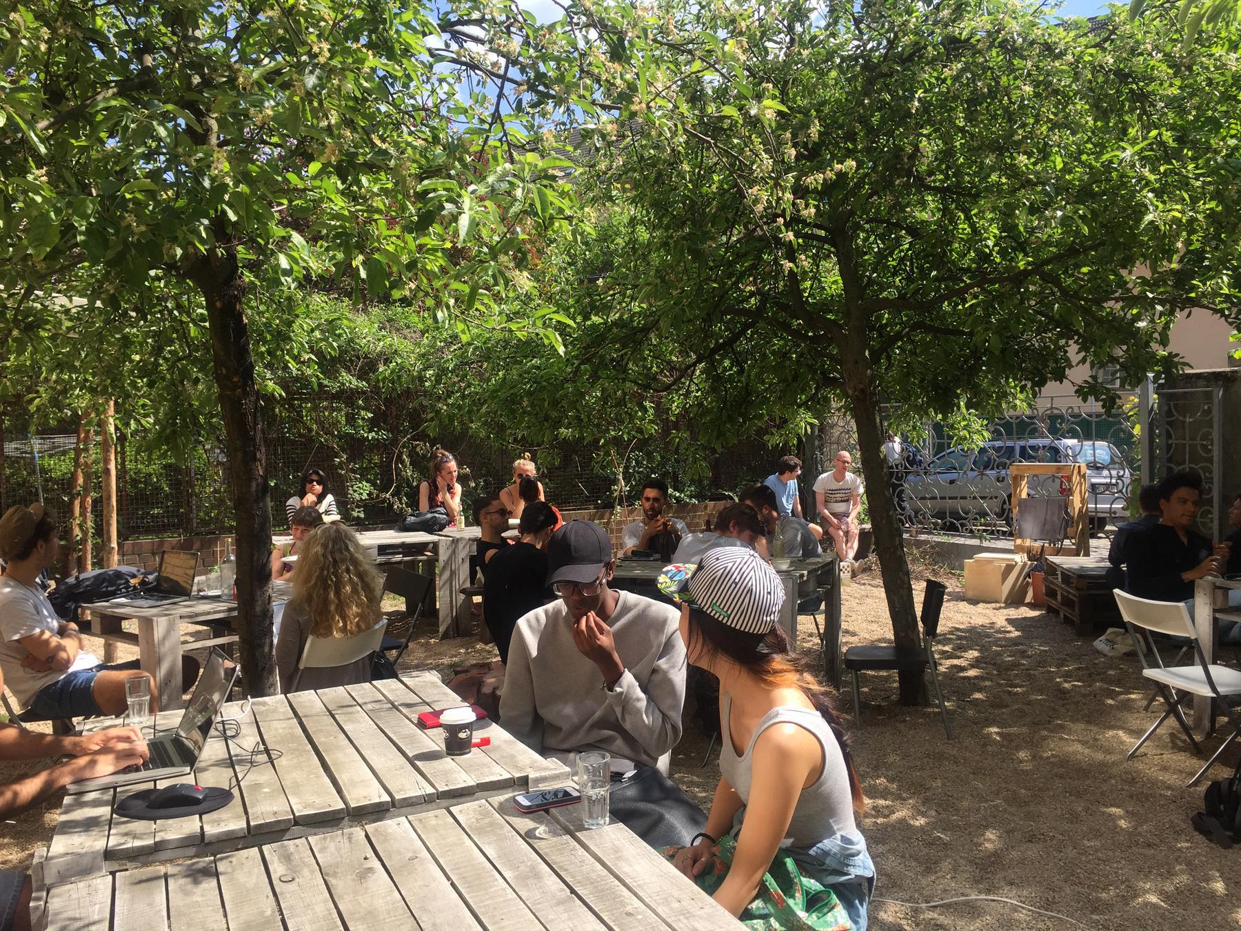 Agora Garten mit Leuten