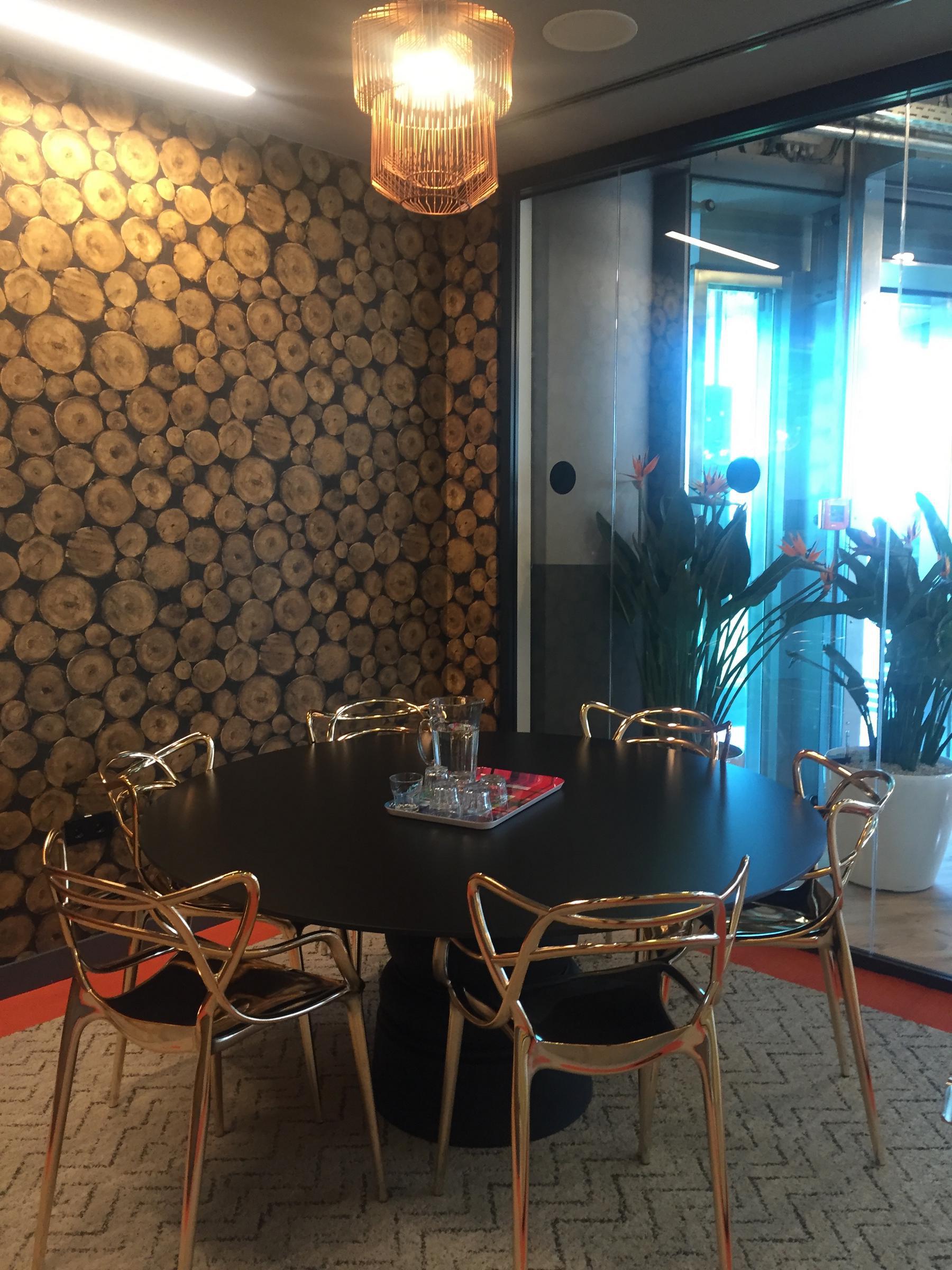 wework_smallmeetingroom_1